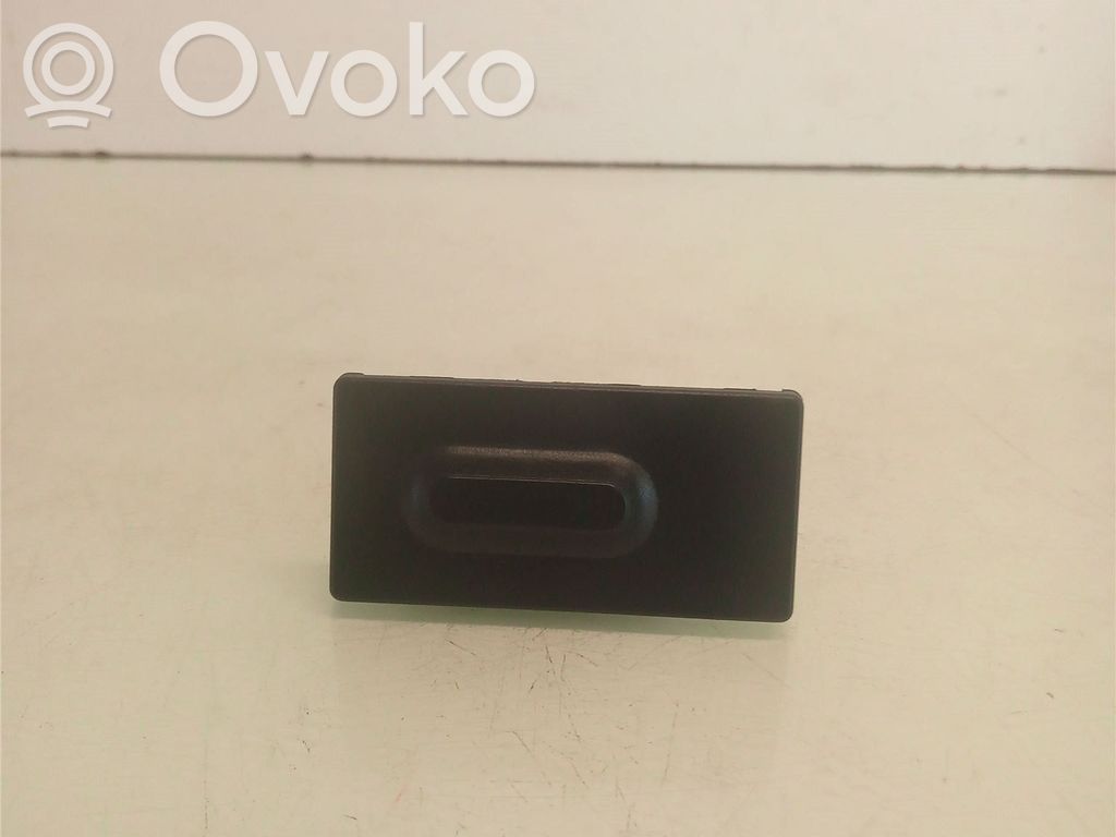 Tailgate/boot open switch button   BHN1568D0A