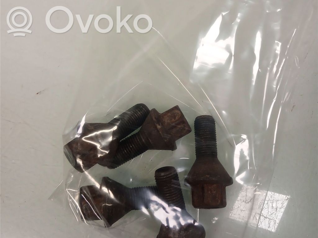Opel Vivaro Tuercas/tornillos 