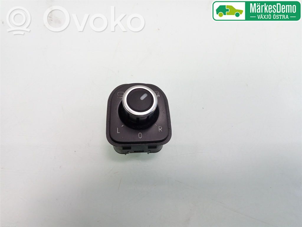 Volkswagen PASSAT B7 Wing mirror switch 