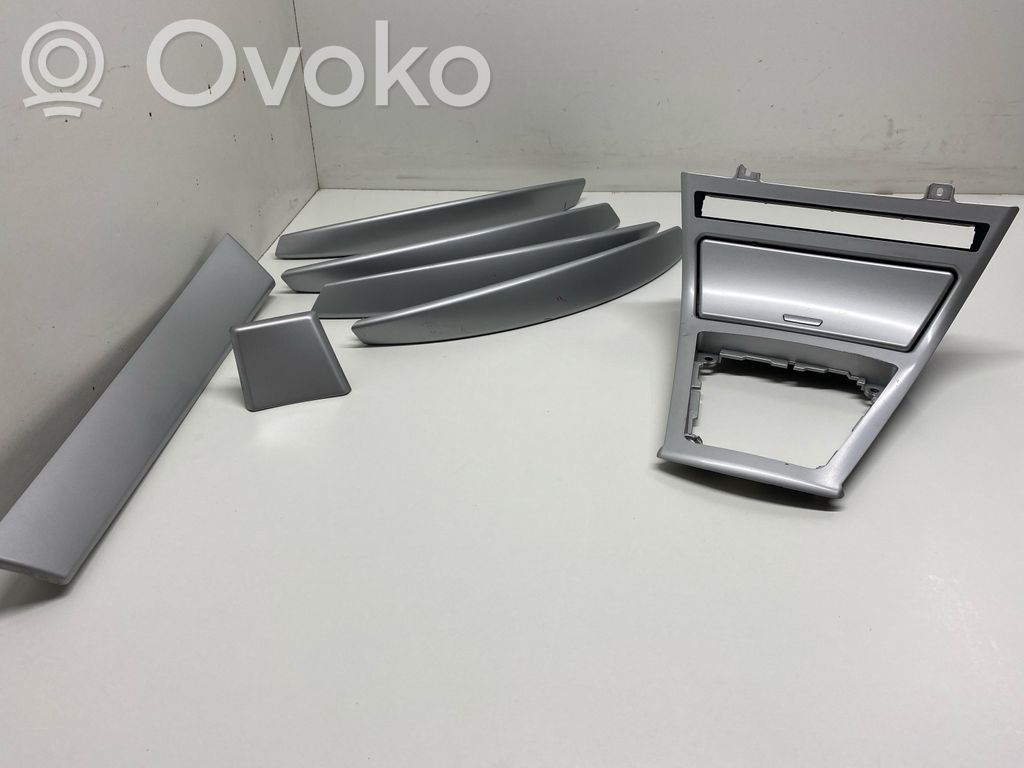 BMW X3 E83 Otros elementos de revestimiento de la puerta delantera 