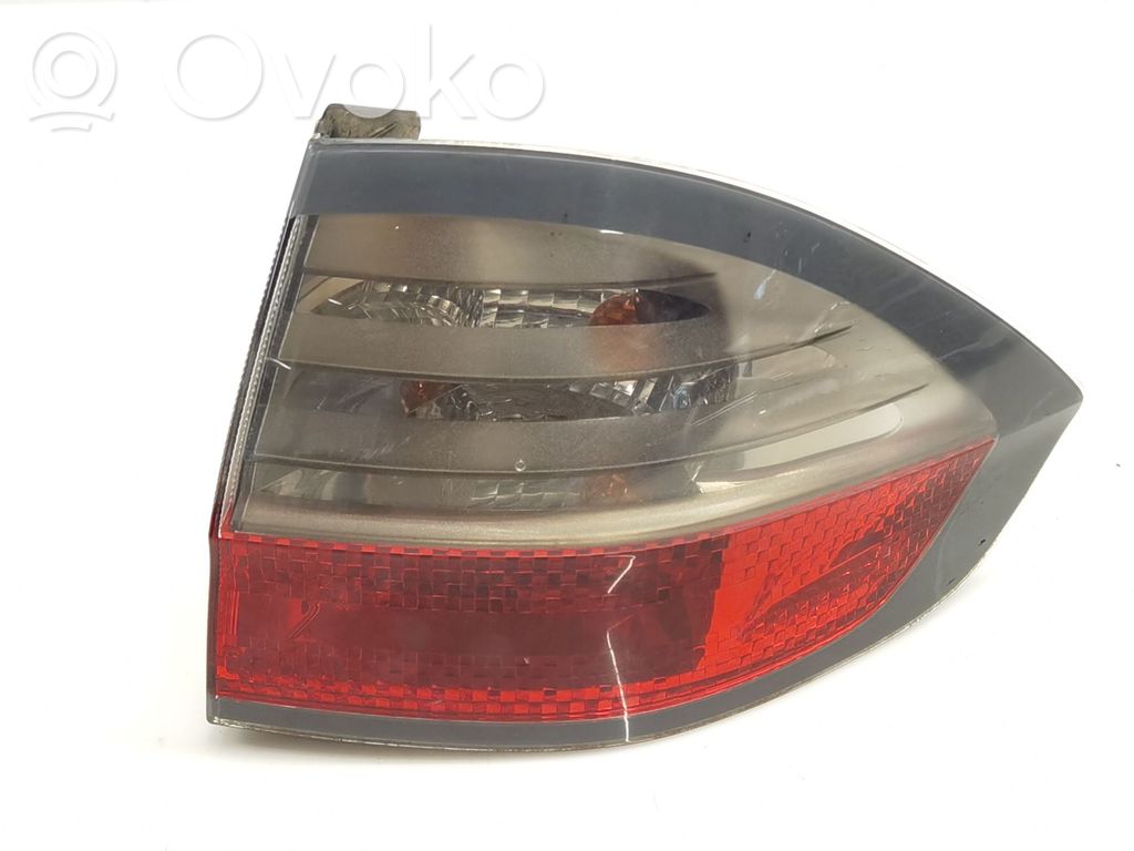 Rear/tail lights   6M2113404AJ