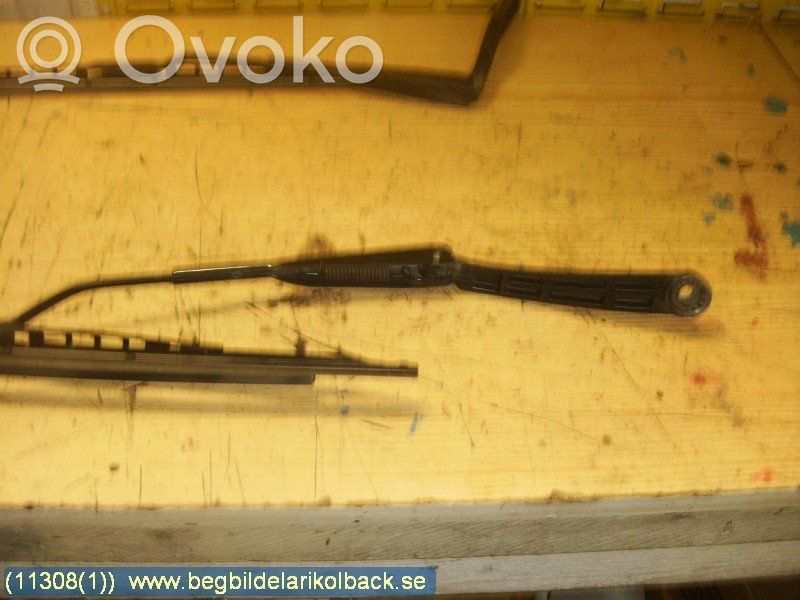 Front wiper blade arm