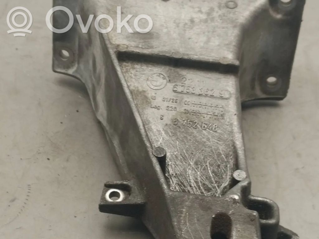 BMW 5 E39 Engine mounting bracket 