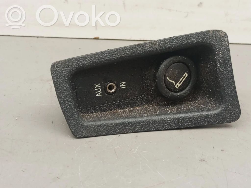 BMW 1 E81 E87 Enchufe conector entrada auxiliar 
