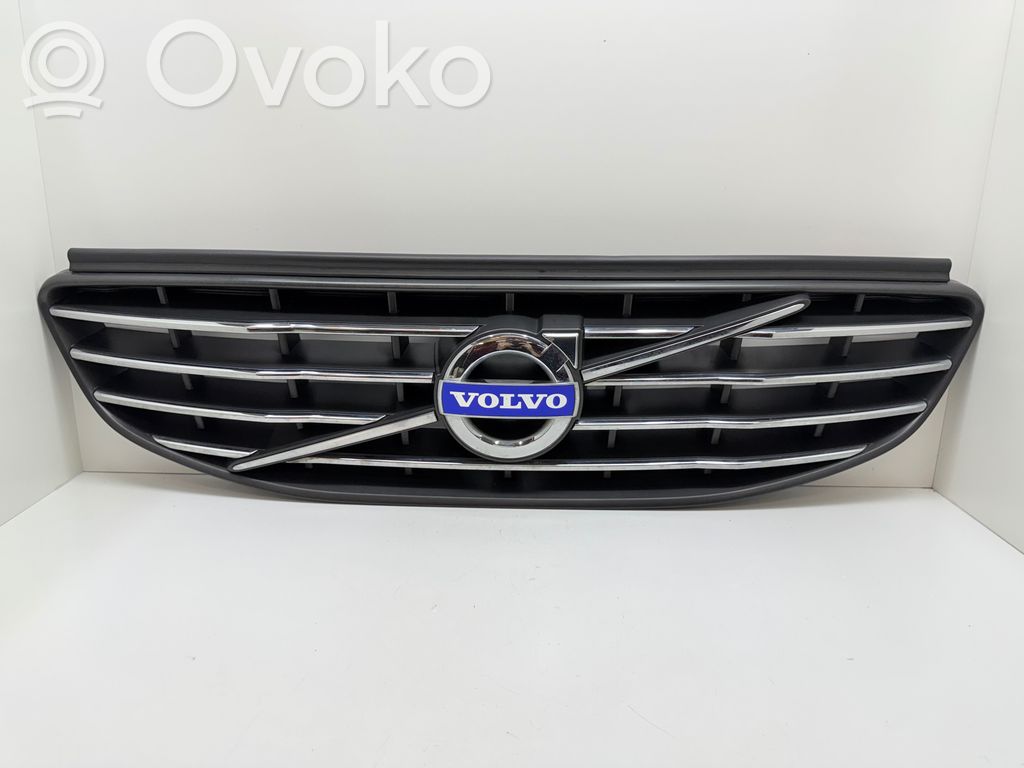 Volvo XC60 Etupuskurin ylempi jäähdytinsäleikkö 