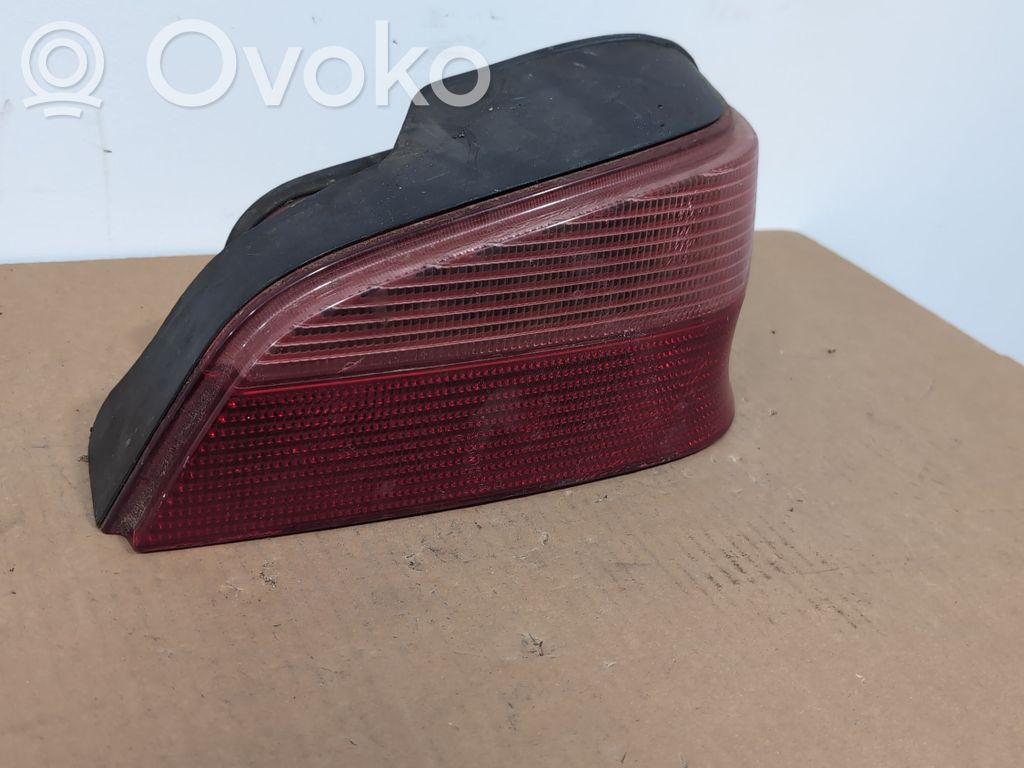 Peugeot 106 Aizmugurējais lukturis virsbūvē 