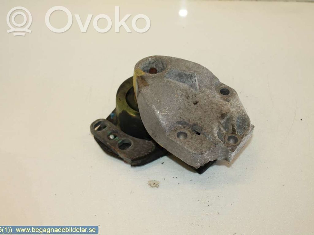 Engine mounting bracket   8200022596,8200027175