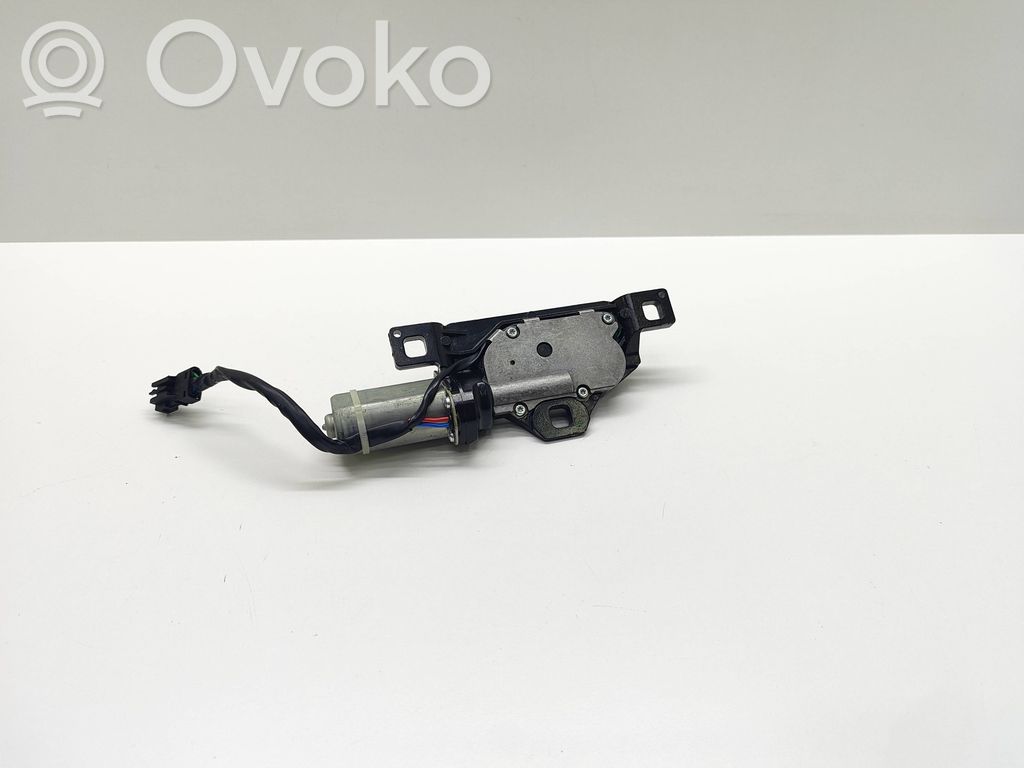 BMW 5 E60 E61 Aizmugurējā pārsega pievilcējs 