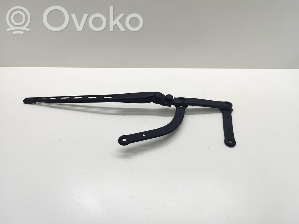 BMW 5 E60 E61 Priekinio stiklo valytuvų kojelė 