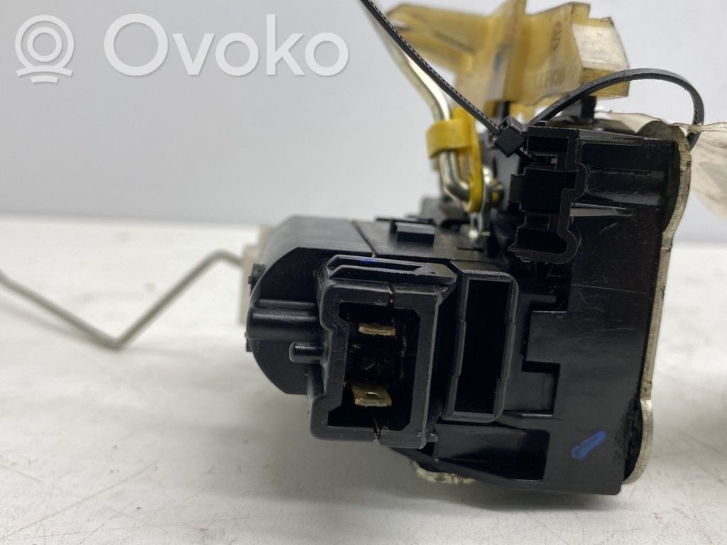 Dacia Duster Priekšpusē slēdzene 