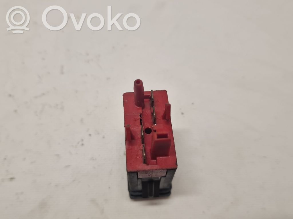 Interruptor de control de tracción (ASR)   8D0927133
