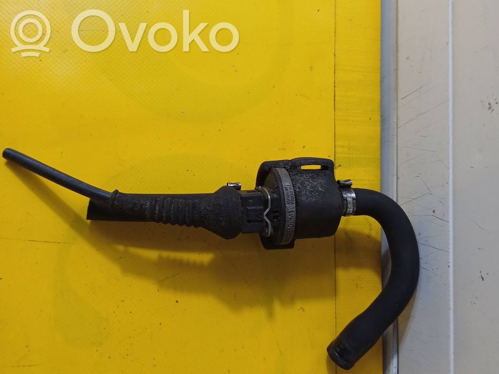 Volkswagen PASSAT B5.5 Przewód / Wąż podciśnienia 