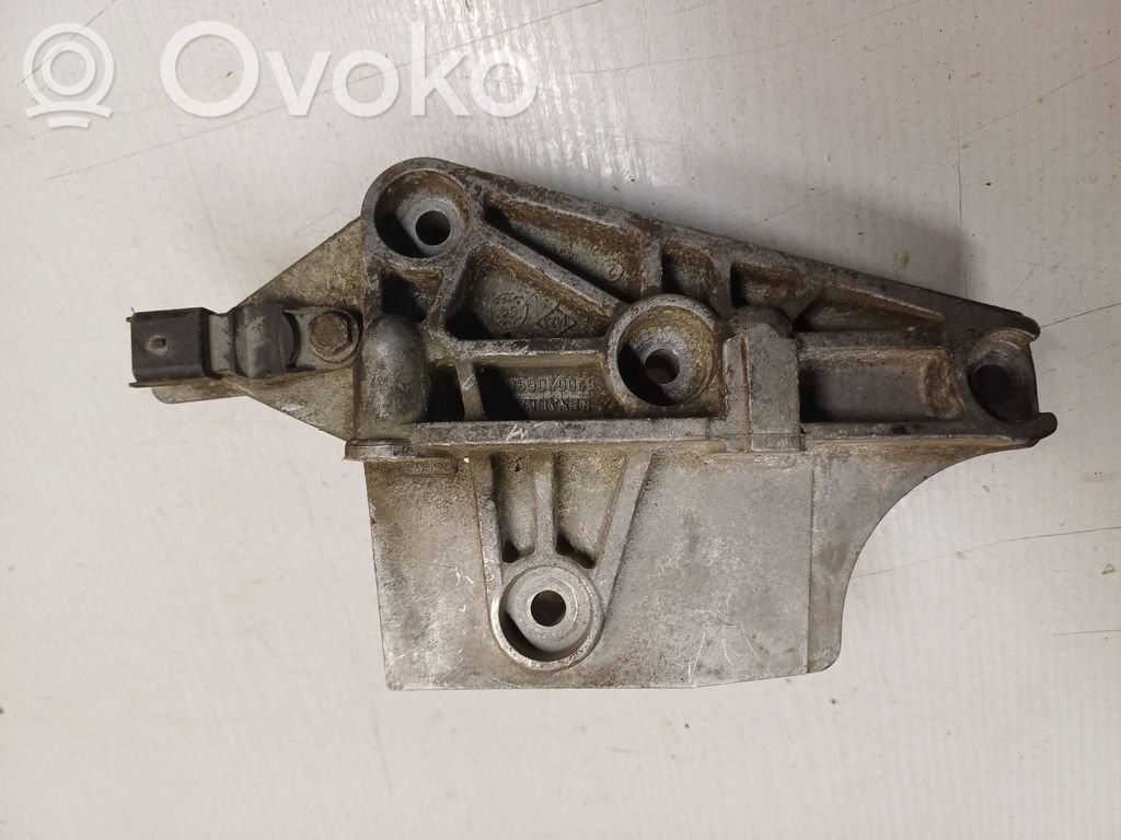 Renault Clio III Engine mounting bracket 