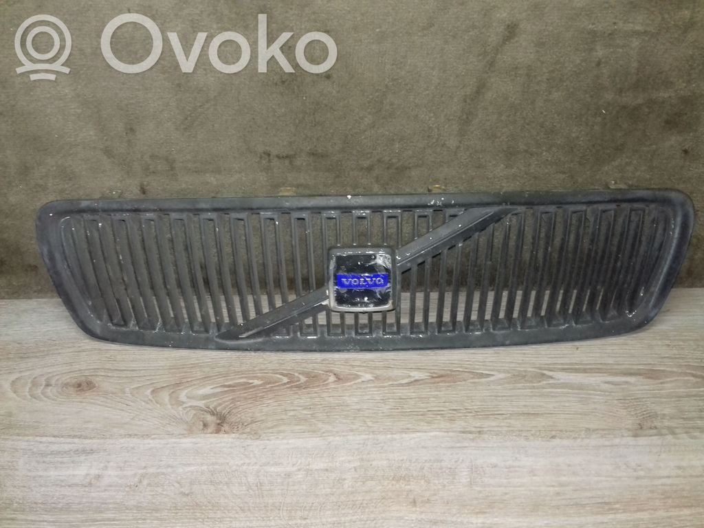 Volvo V70 Etupuskurin ylempi jäähdytinsäleikkö 