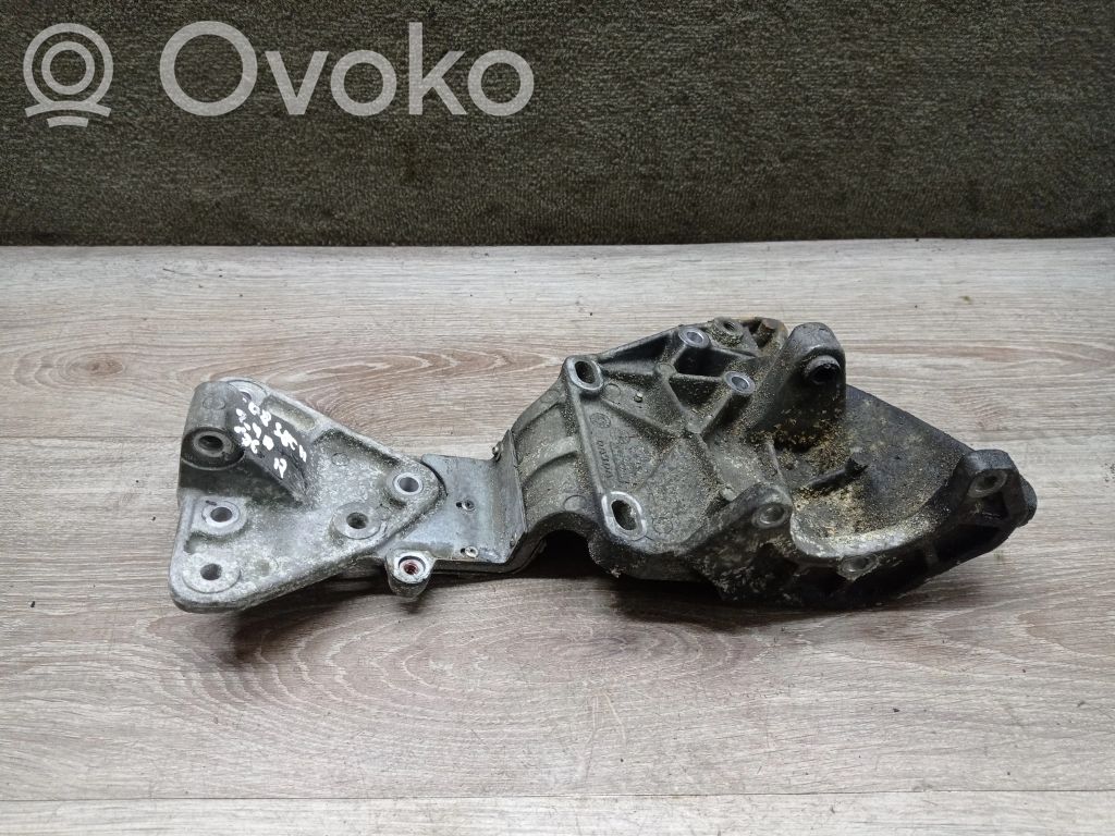 Volvo S80 Soporte del alternador 