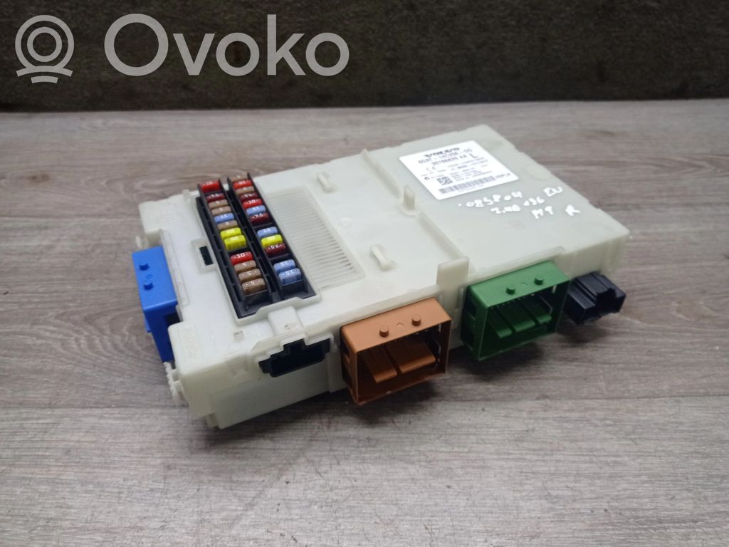 Volvo S80 Ramka / Moduł bezpieczników 