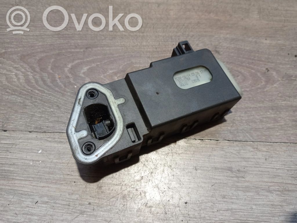 Polttoainesäiliön korkin lukko   30716754,095YB