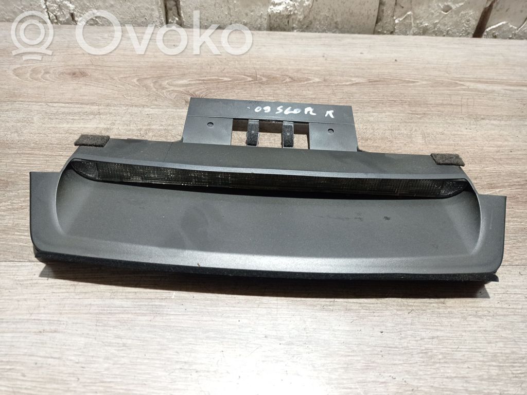Kolmas/lisäjarruvalo   30764308