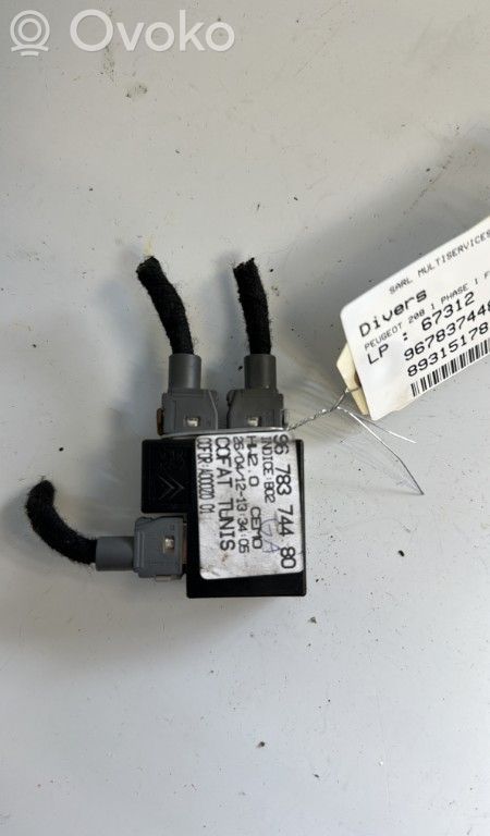 Peugeot 208 I USB-pistokeliitin 