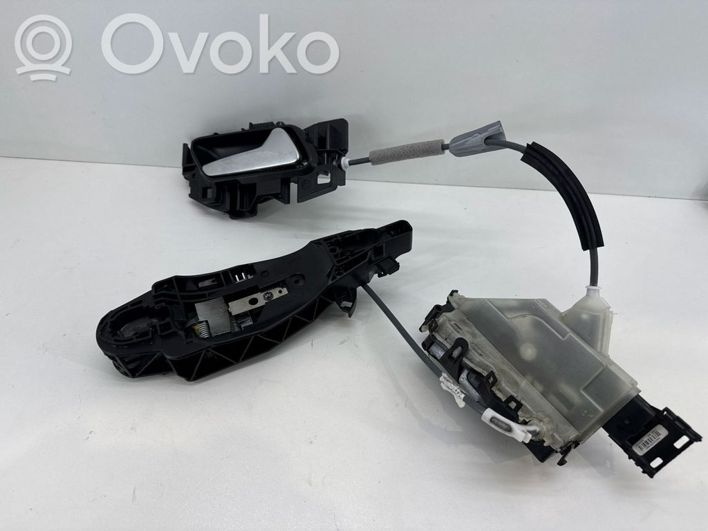 Peugeot 208 II Front door lock 
