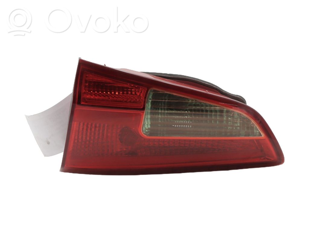 KIA Ceed Galinis žibintas dangtyje 