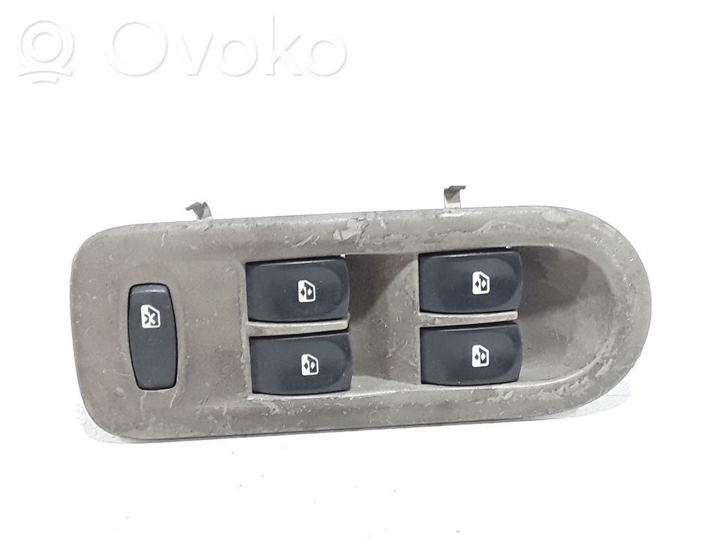Renault Clio III Przyciski szyb 