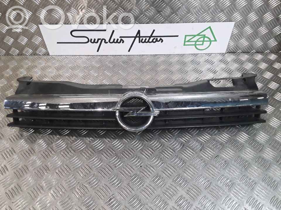 Opel Astra H Maskownica / Grill / Atrapa górna chłodnicy 