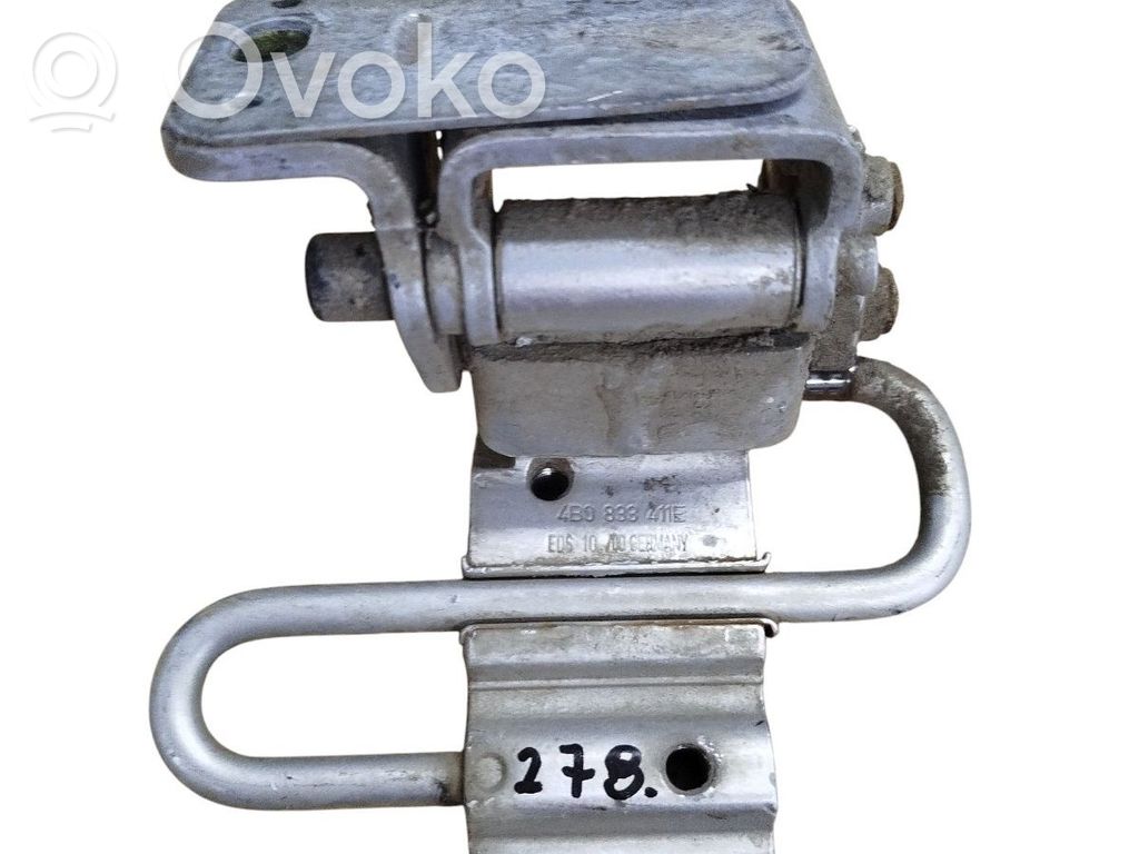 Zawias dolny drzwi tylnych   4B0833411E