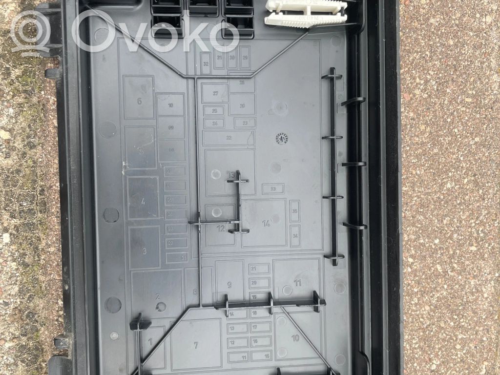 Opel Meriva B Fuse box cover 