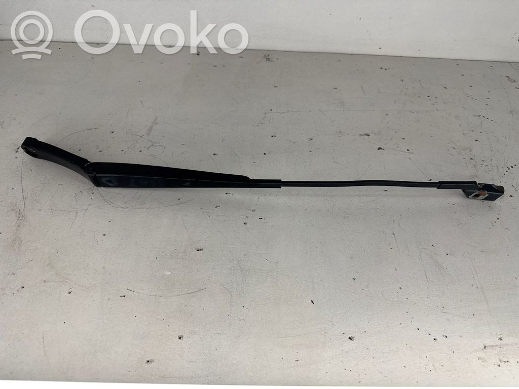 Volkswagen PASSAT B6 Front wiper blade arm 