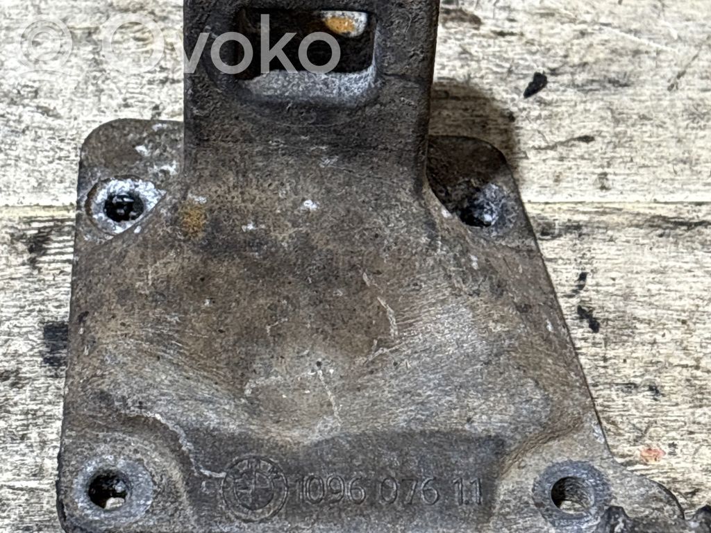BMW 5 E39 Engine mounting bracket 