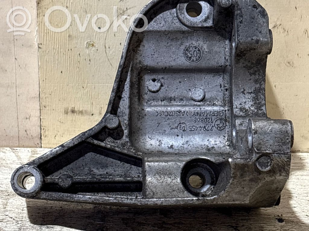 BMW 3 E90 E91 Power steering pump mounting bracket 