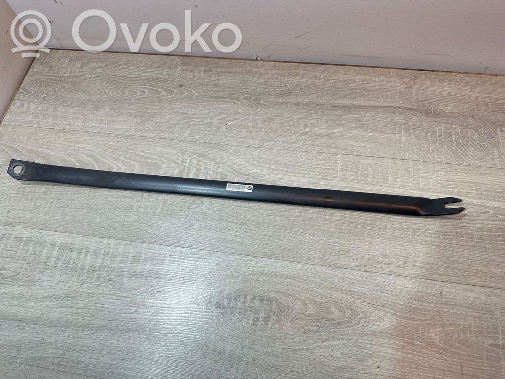 BMW 1 E81 E87 Kita variklio skyriaus detalė 