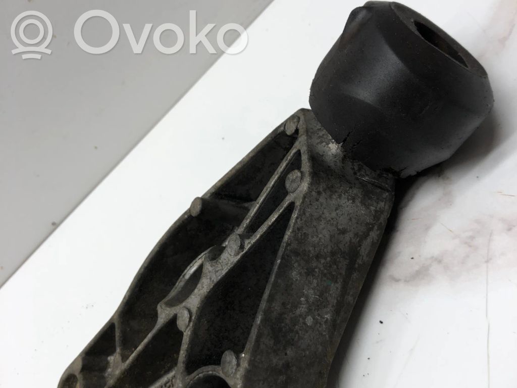 Volkswagen PASSAT B6 Engine mount bracket 