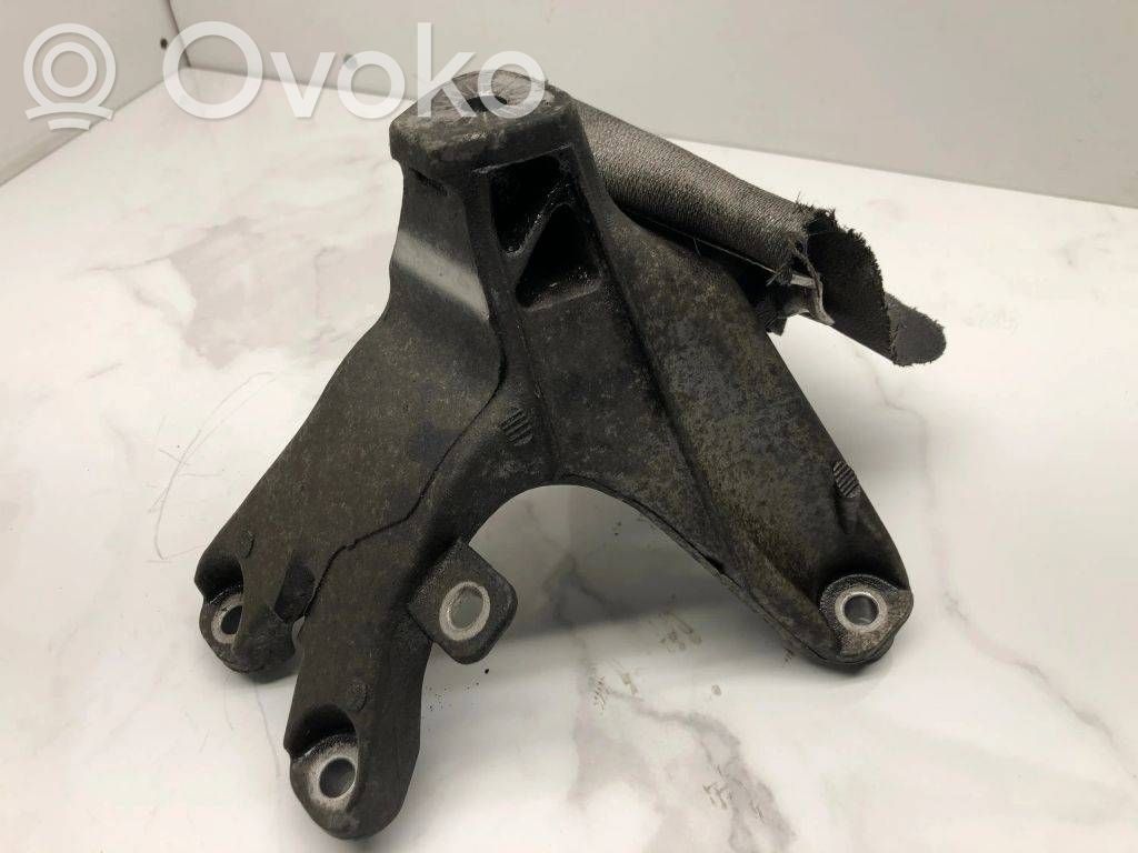 Audi A4 S4 B8 8K Engine mounting bracket 