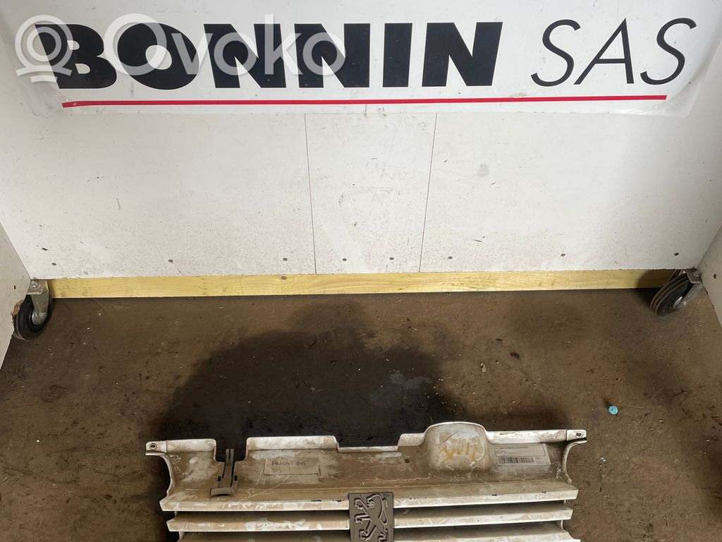 Peugeot 405 Maskownica / Grill / Atrapa górna chłodnicy 