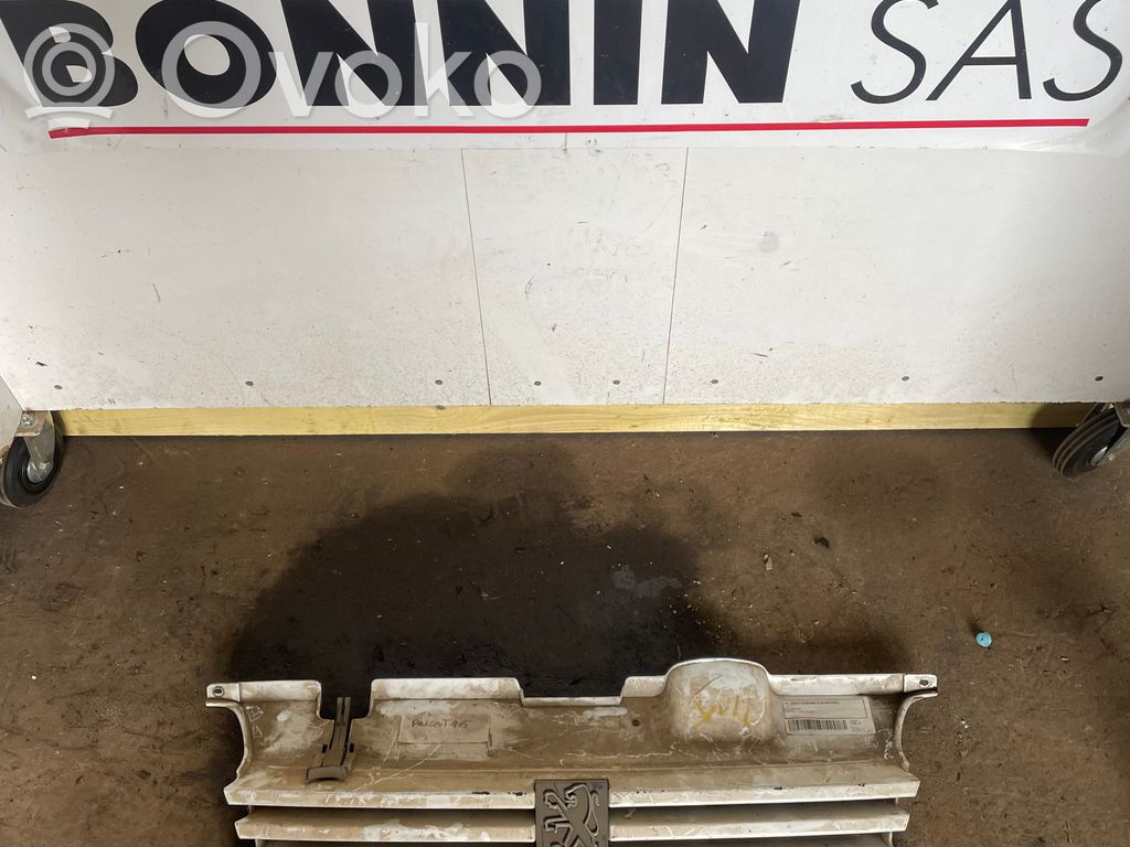 Peugeot 405 Maskownica / Grill / Atrapa górna chłodnicy 