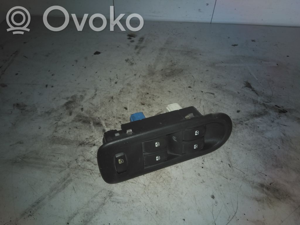 Renault Clio III Przyciski szyb 