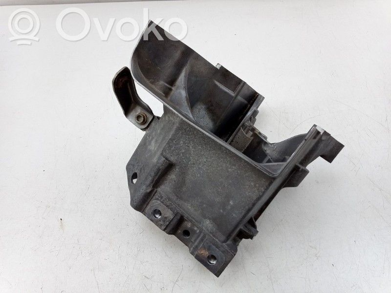 Volkswagen Polo VI Engine mount bracket 