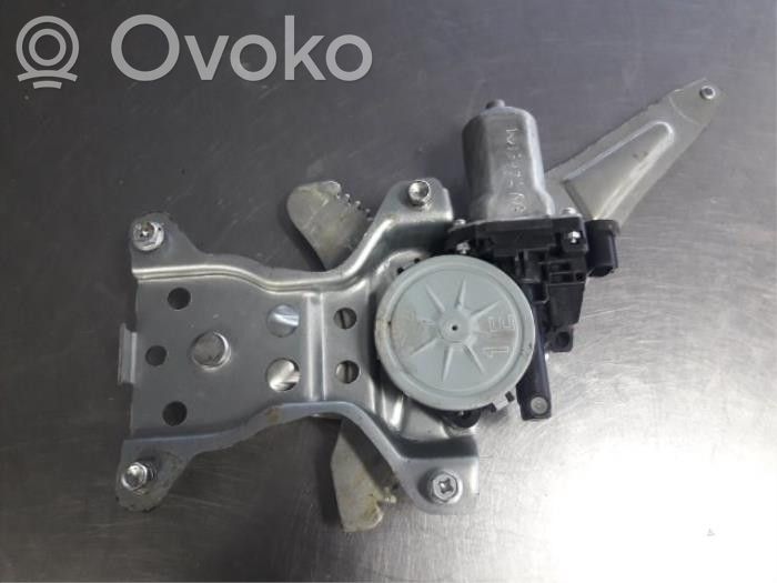 Suzuki Swift I Meccanismo di sollevamento del finestrino posteriore senza motorino 