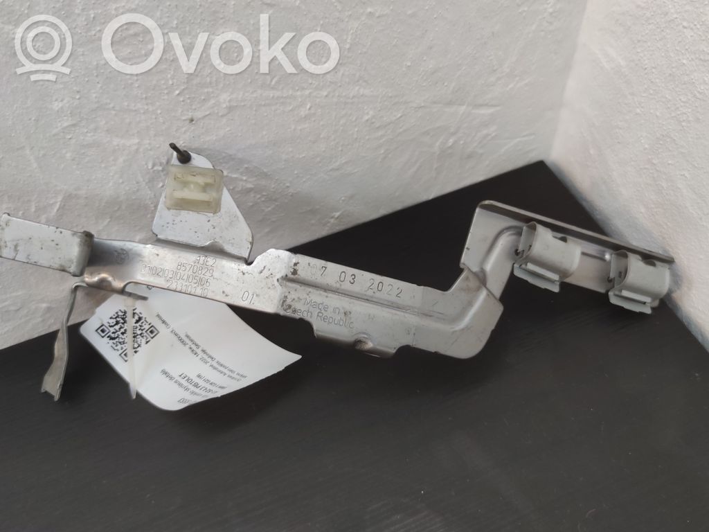 BMW 3 G20 G21 Kita variklio skyriaus detalė 