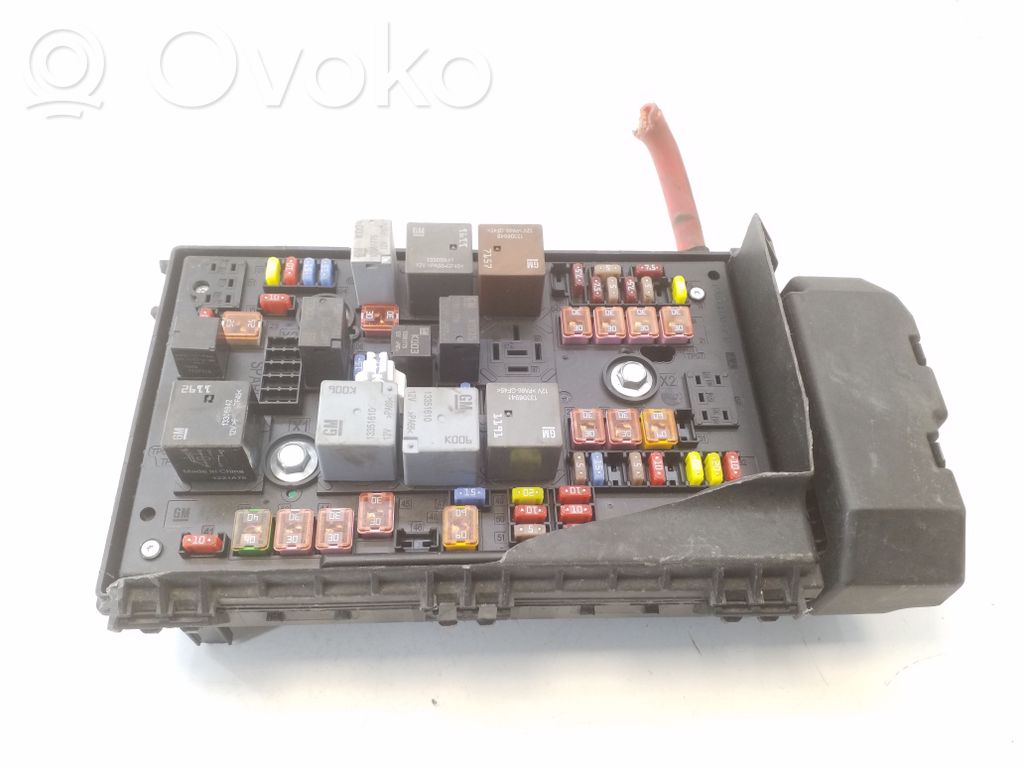 Opel Astra J Fuse module 
