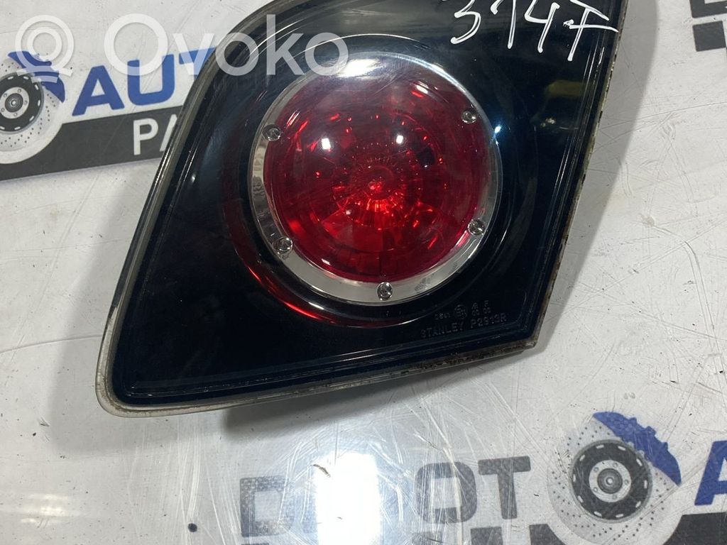 Mazda 3 I Galinis žibintas dangtyje 