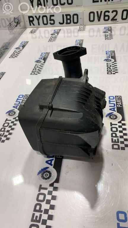 Volkswagen Golf V Air filter box 