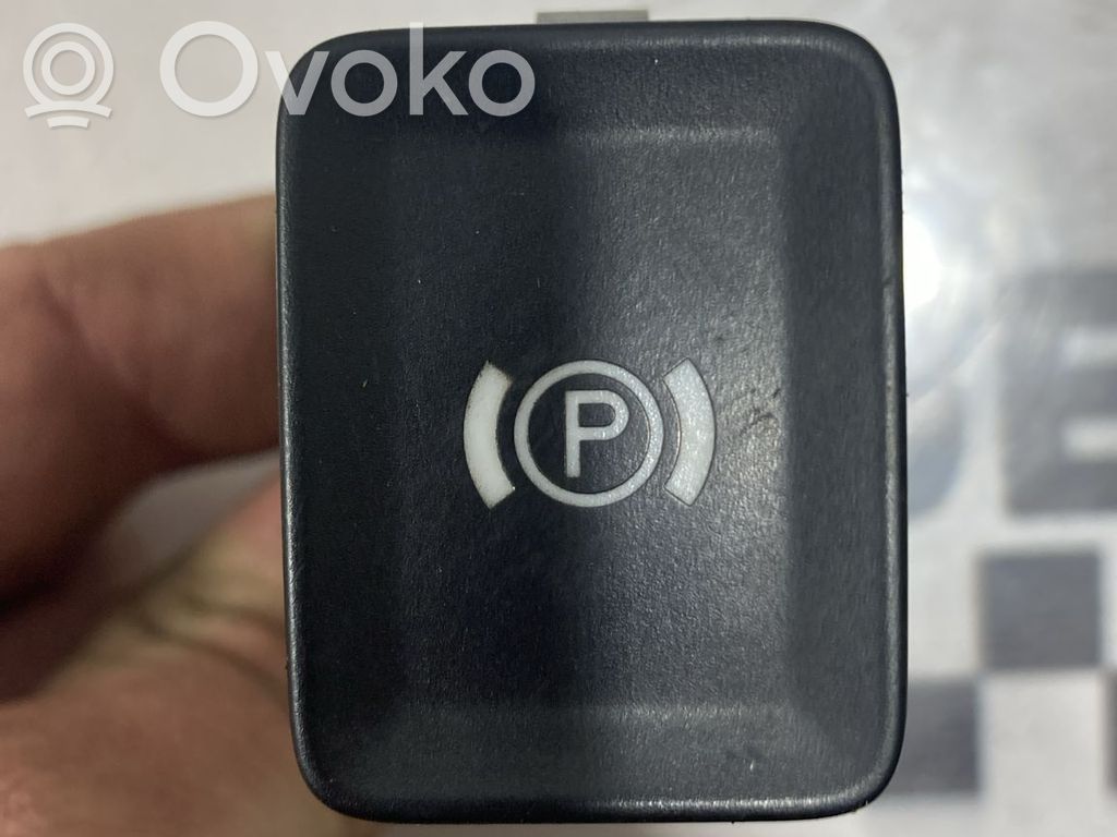 Volkswagen PASSAT B7 Hazard warning light relay 