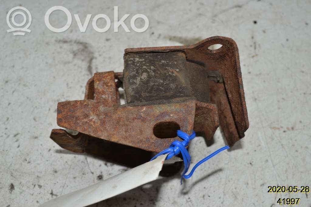 Engine mounting bracket