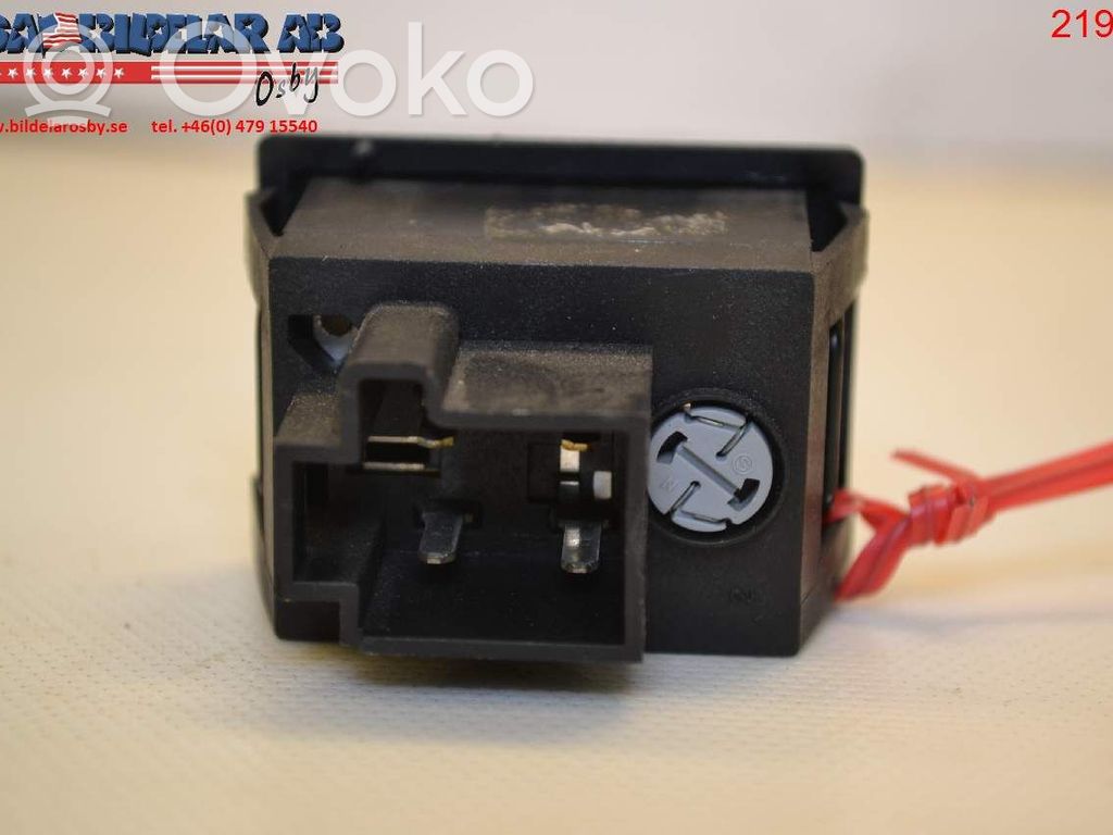 Tailgate/boot open switch button