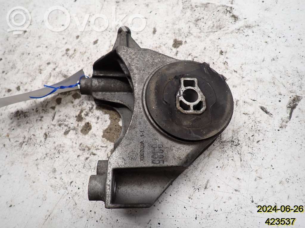 Engine mounting bracket   94543722