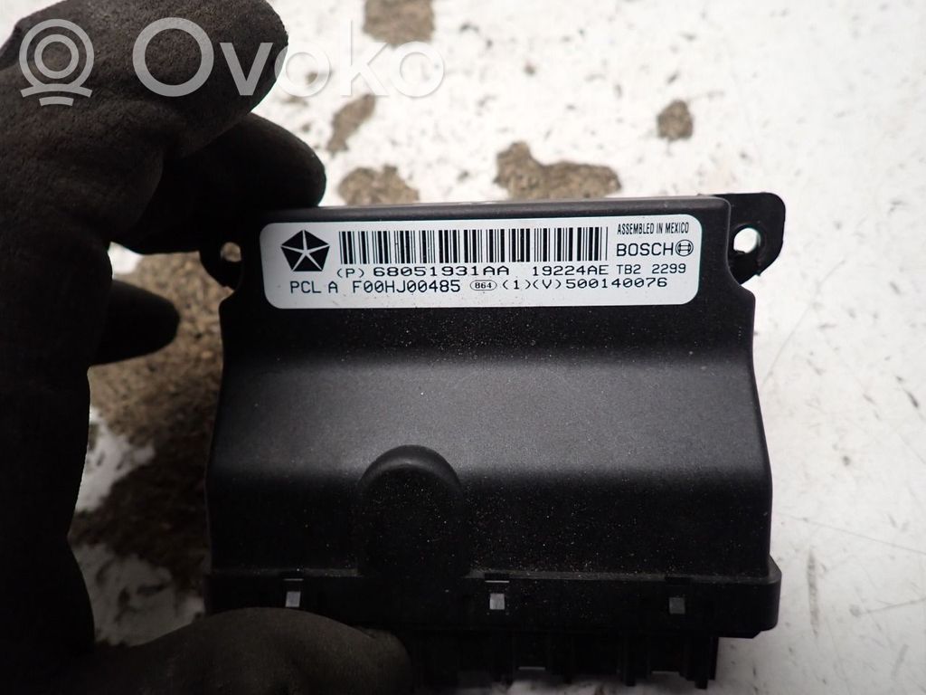 Unité de commande module de porte   68051931AA