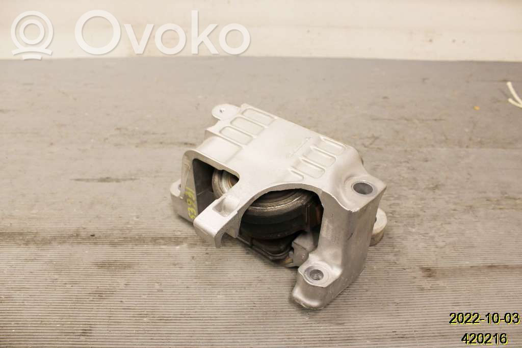 Volvo XC40 Engine mounting bracket 